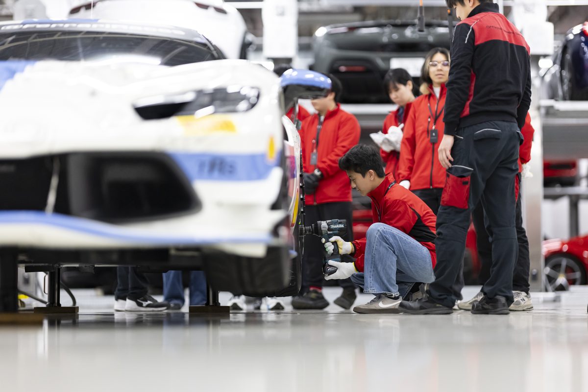 レーシングカーの整備作業を体験する参加者