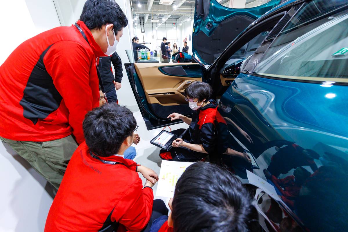タブレットを使って車両を確認する参加者たち